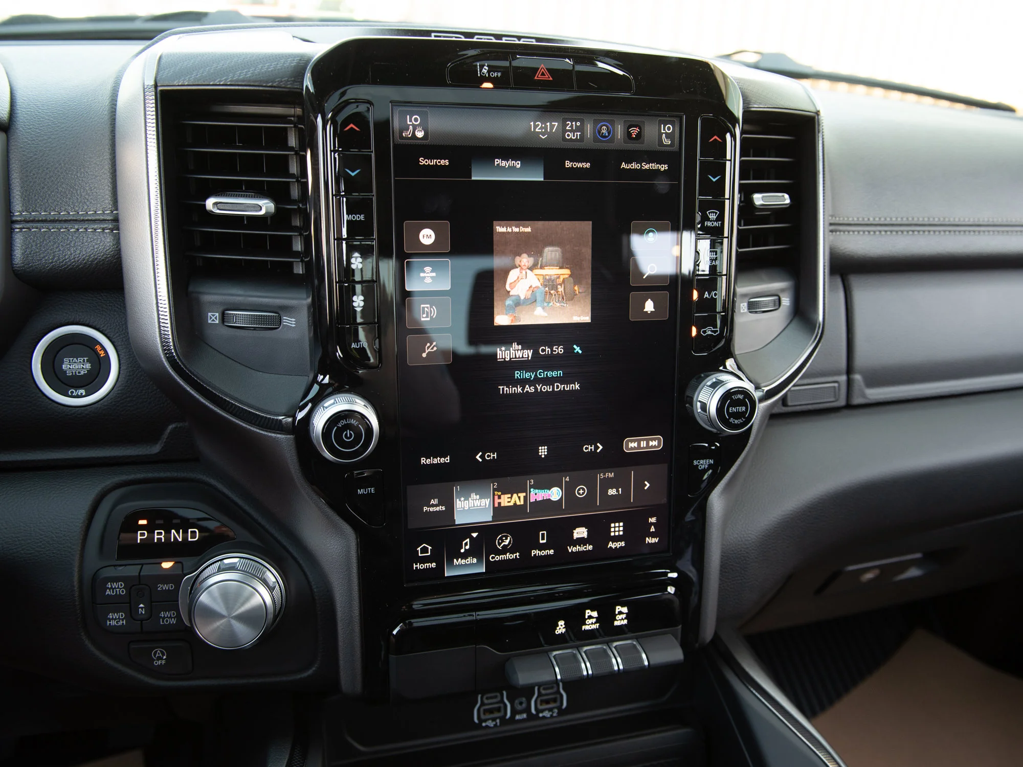 New 2026 White RAM Sport* Crew Cab 4x4, HEMI V8, Panoramic Sunroof, 3.92 Rear Axle, Heated Seats image 19