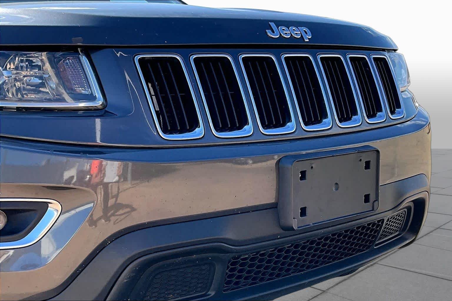 Used 2015 Granite Crystal Metallic Clearcoat Jeep Laredo image 28