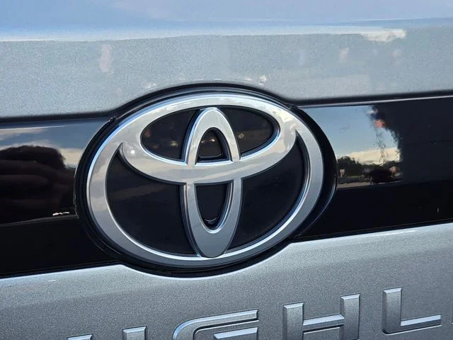 Used 2025 Silver Toyota XLE image 17