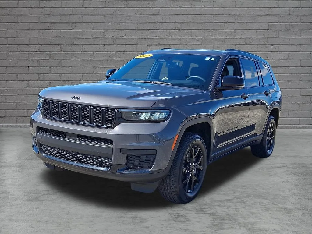 Used 2024 Baltic Gray Metallic Clearcoat Jeep Altitude image 5