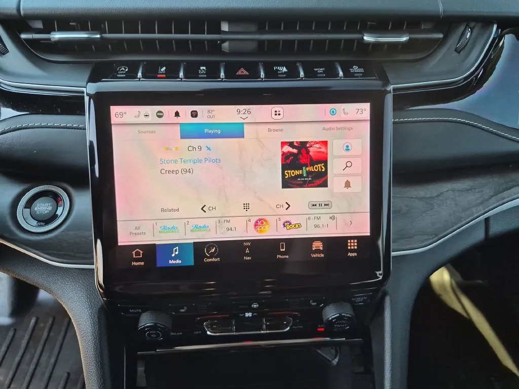 Used 2022  Jeep Limited image 25