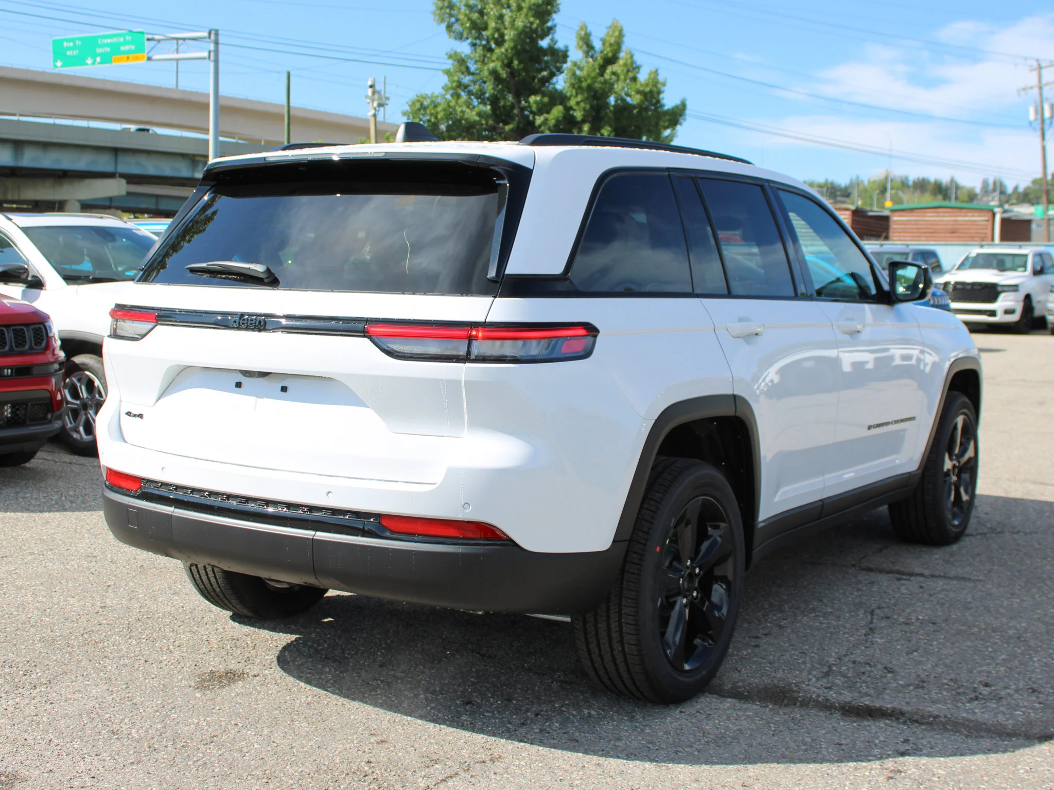Used 2025 White Jeep Altitude* 4x4, Sunroof, Remote Start, Trailer Tow Package image 5