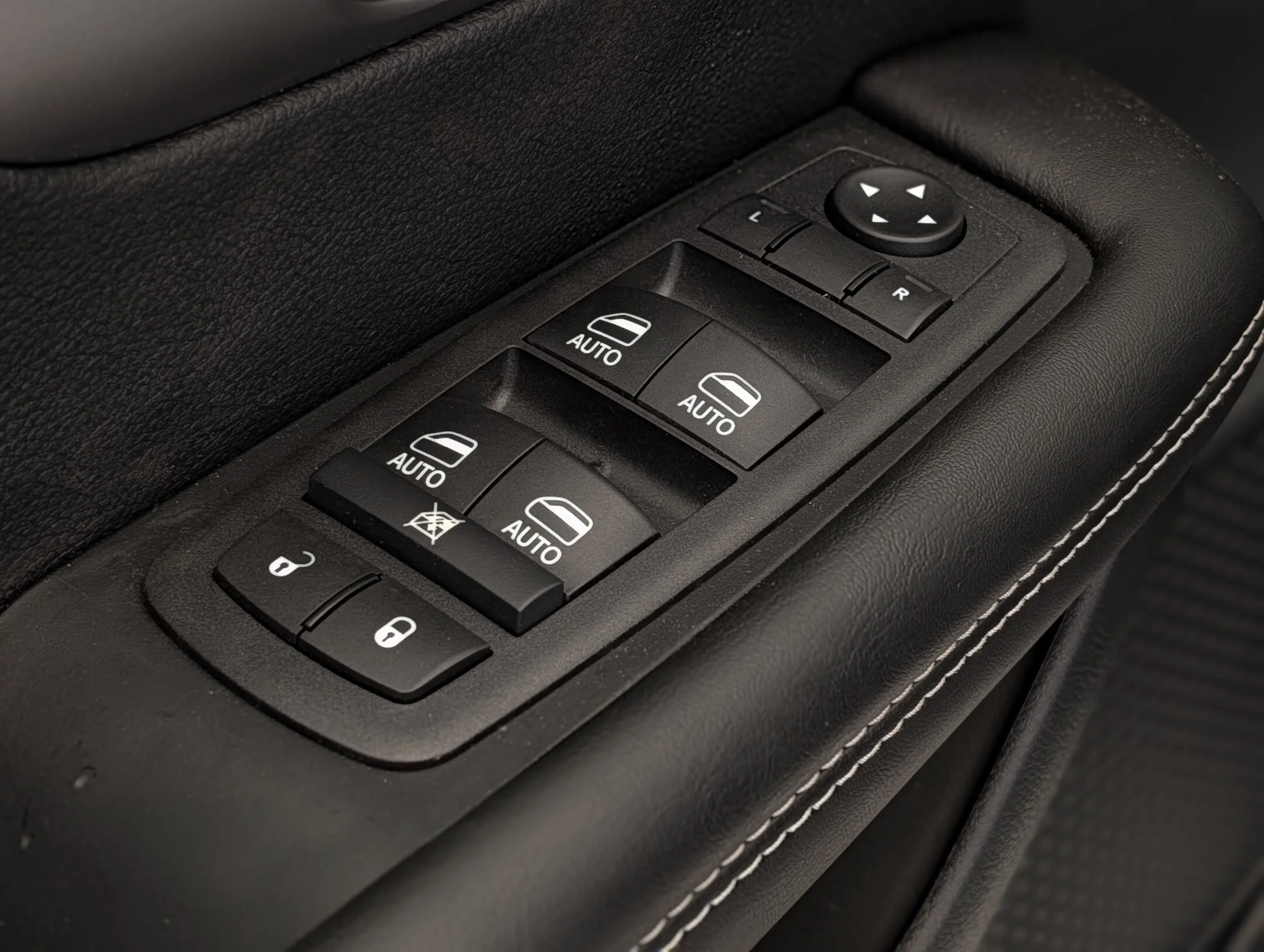 New 2027 White Chrysler Select - - AWD - Adaptive Cruise Control - Blind Spot Monitor & More! image 13