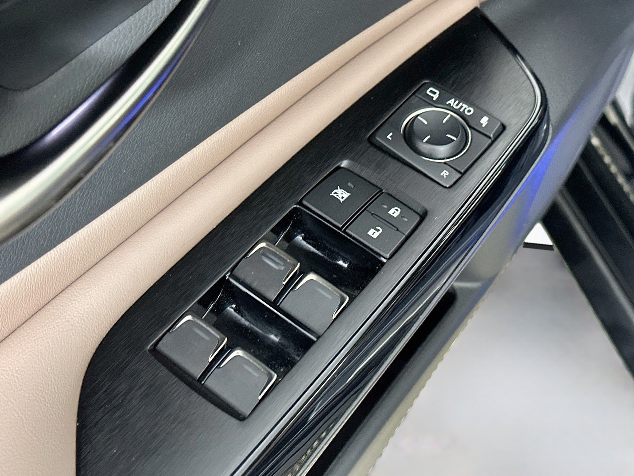 Used 2025 Caviar Lexus ES 300h Luxury image 17
