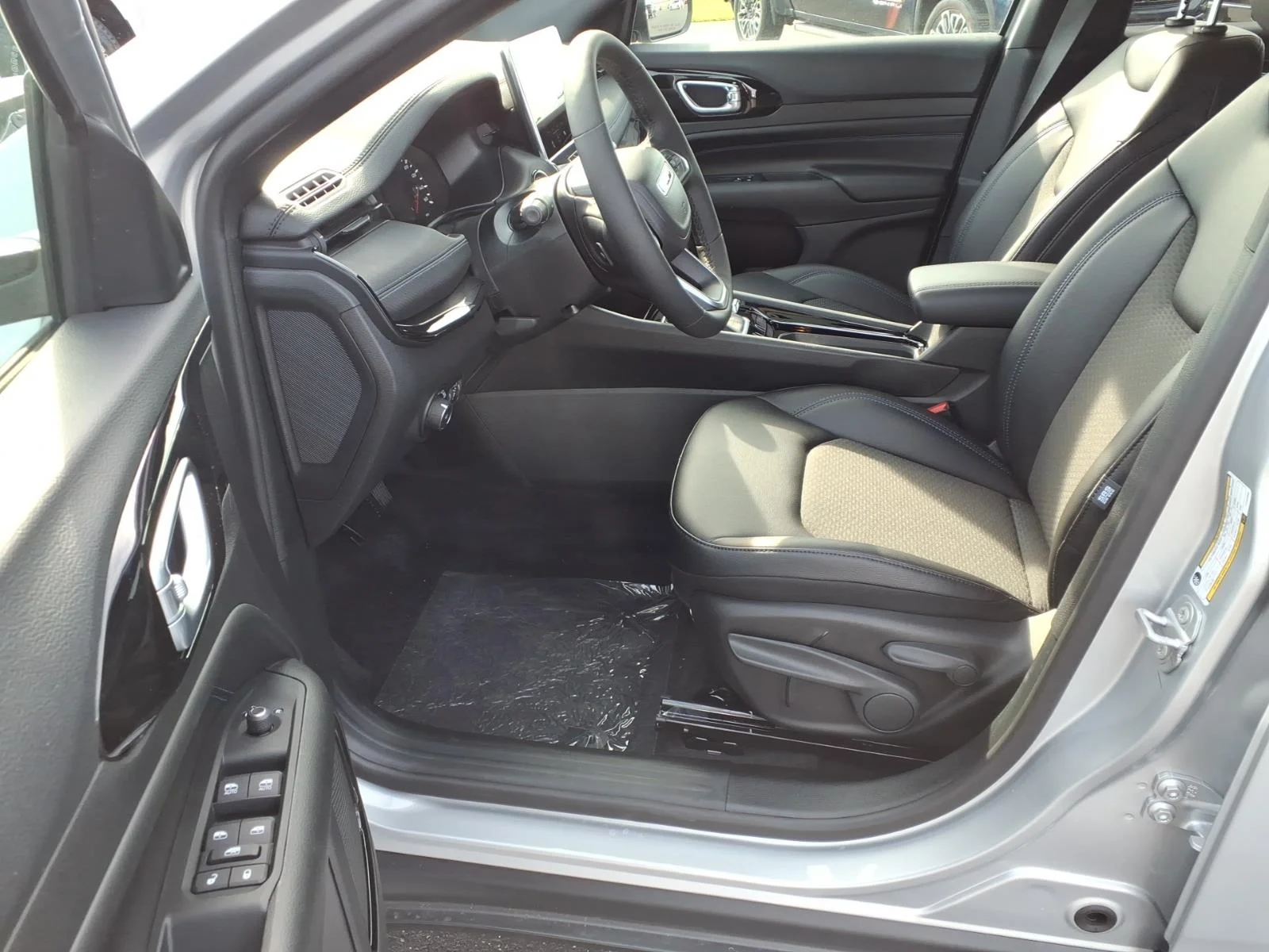 New 2026 Silver Zynith Metallic Clearcoat Jeep Latitude Altitude image 15
