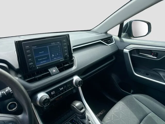 Used 2021 Silver Toyota XLE image 9