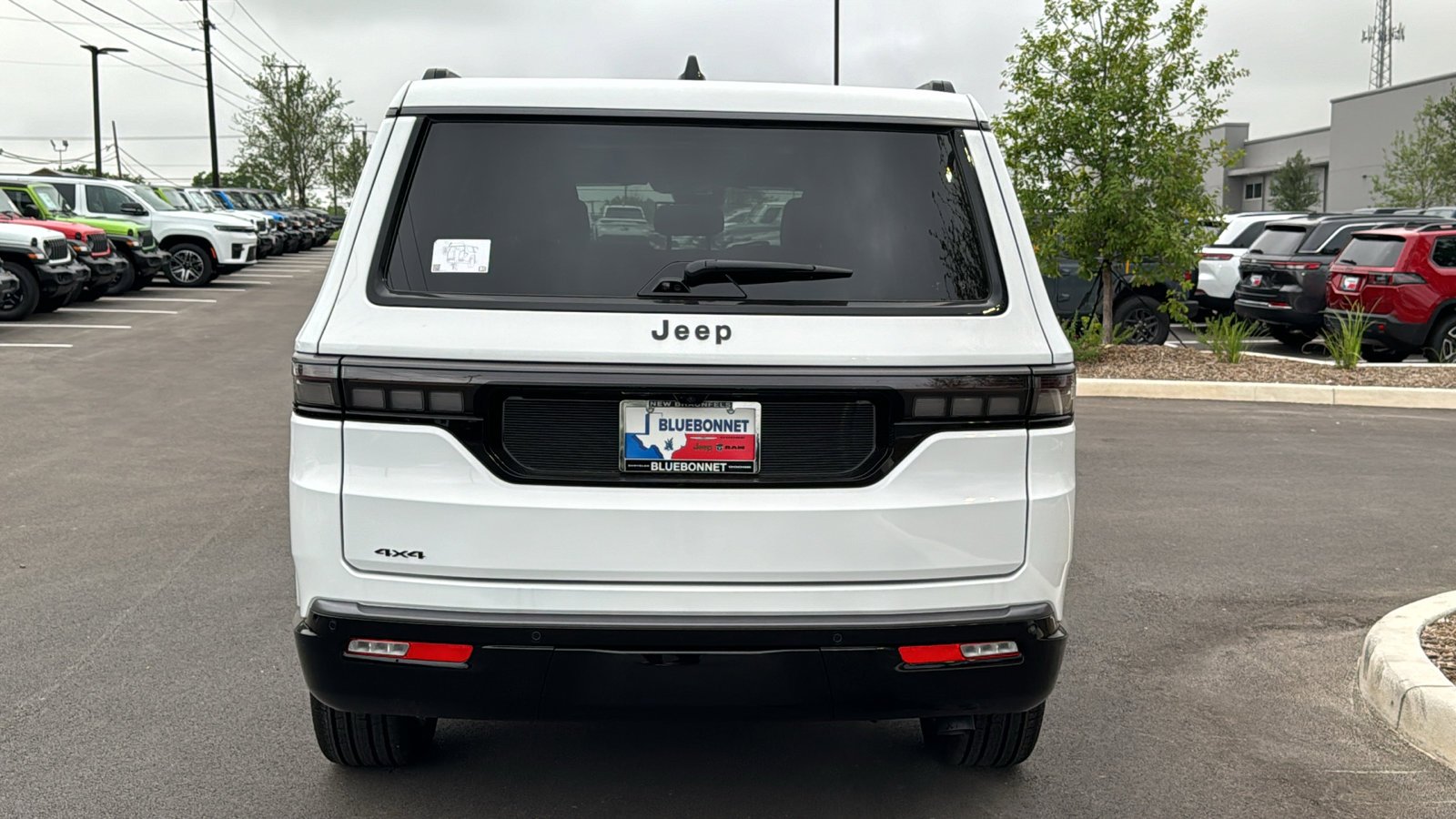 New 2026 Bright White Clear-Coat Exterior Paint Jeep Summit Reserve image 6