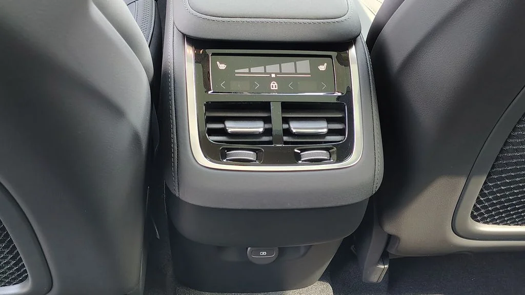 New 2026 Blue Volvo B6 Plus 7-Seater image 36