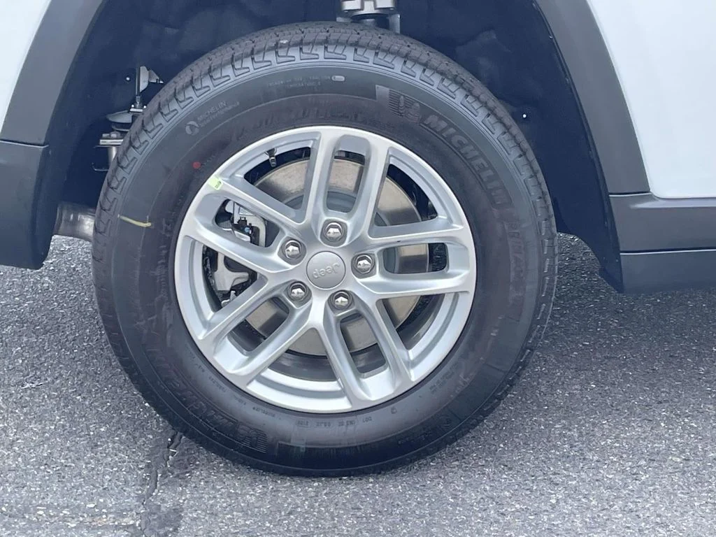 New 2026 Bright White Clearcoat Jeep Laredo image 10