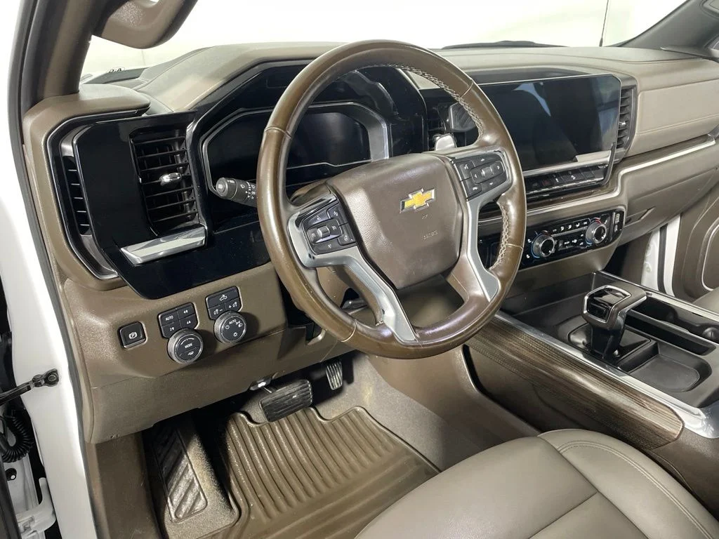 Used 2024 Summit White Chevrolet LT image 9