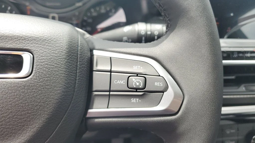 Used 2026 White Jeep Latitude image 30