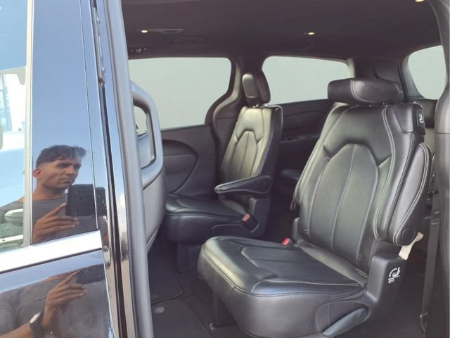 Used 2025  Chrysler Select image 17