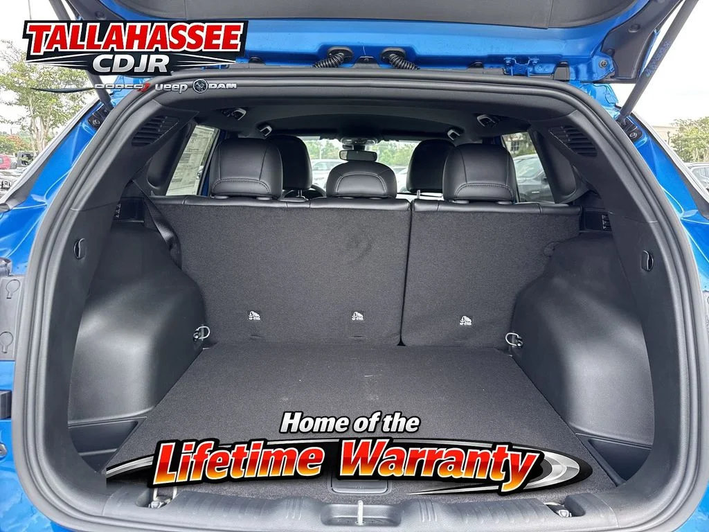New 2026 Hydro Blue Pearl-Coat Exterior Paint Jeep Latitude image 32