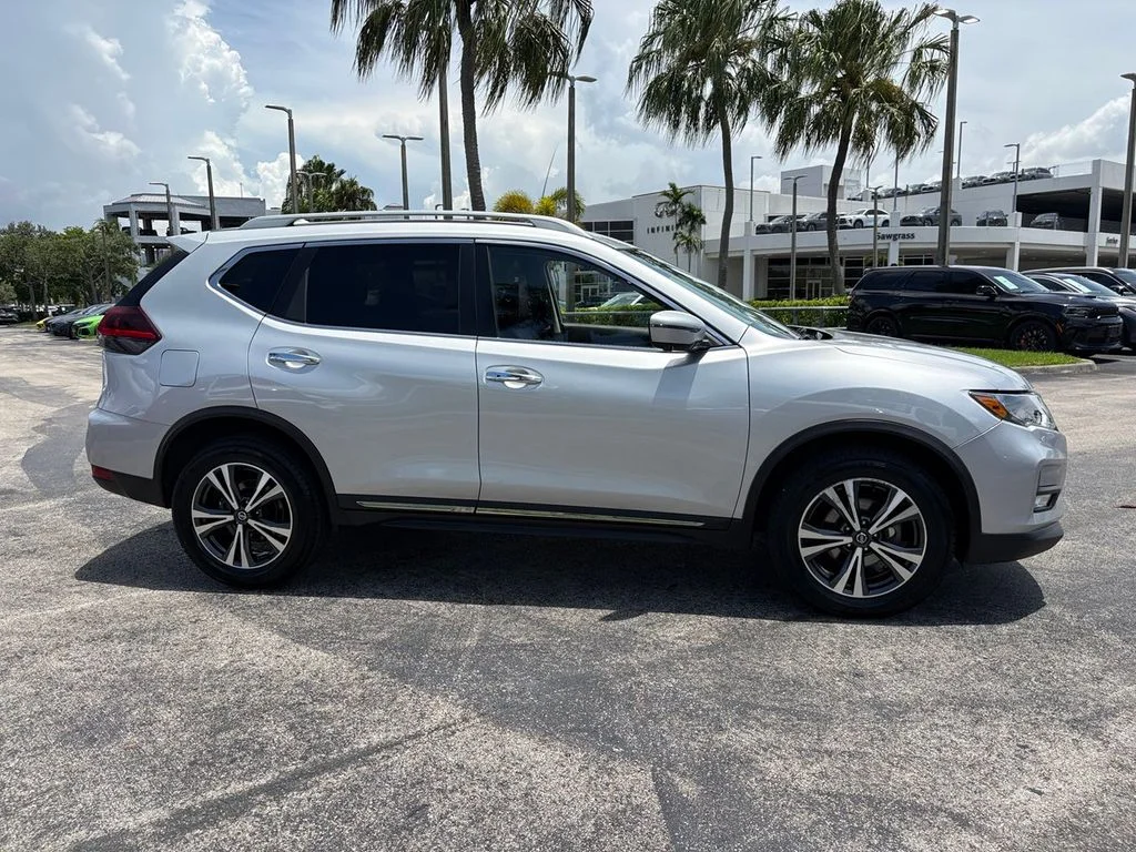 Used 2018 Silver Nissan SL image 5