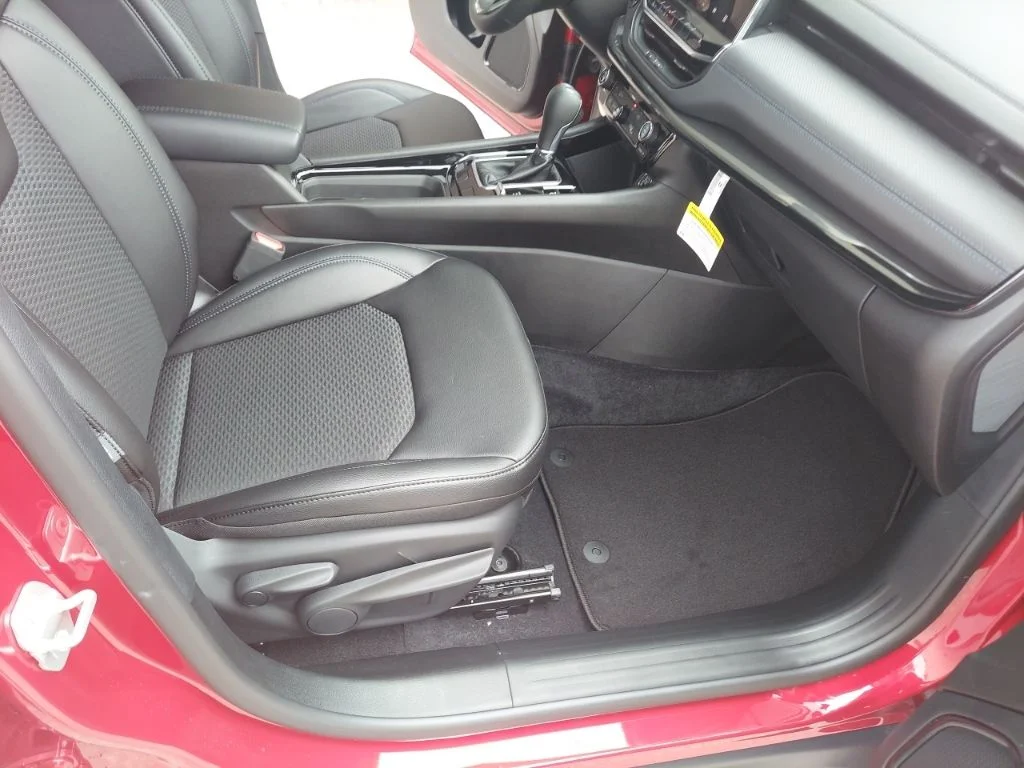 New 2026 Red Hot Pearlcoat Jeep Latitude image 33