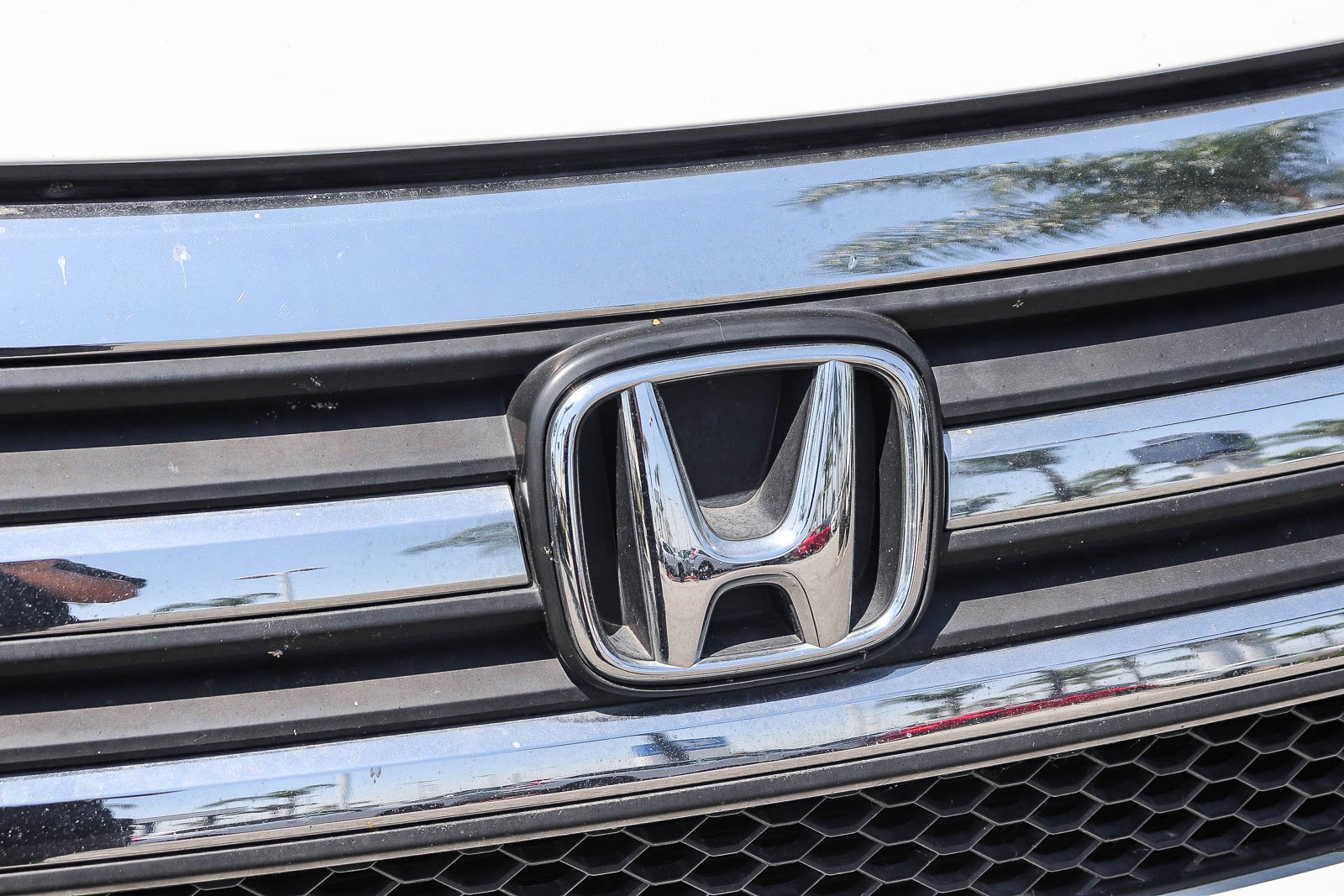 Used 2018 White Diamond Pearl Honda LX image 4