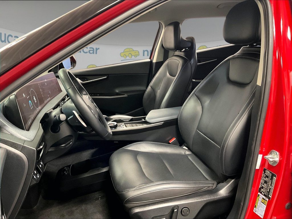 Used 2022 Red Kia Wind image 10