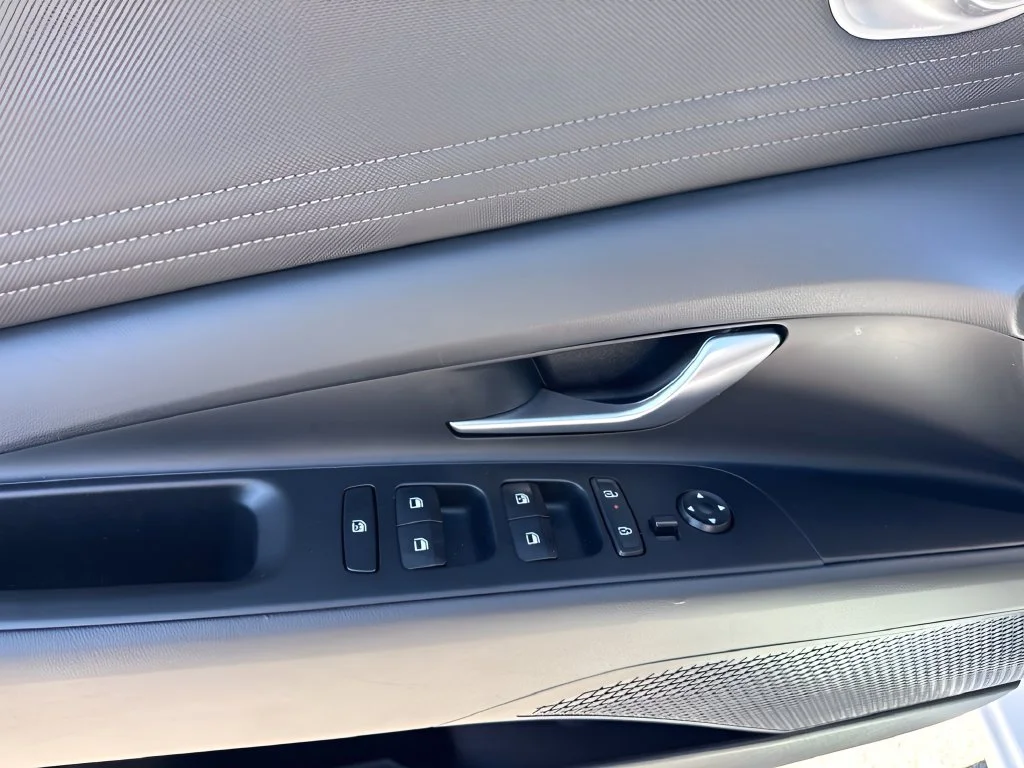Used 2025 White Hyundai SEL Convenience image 26