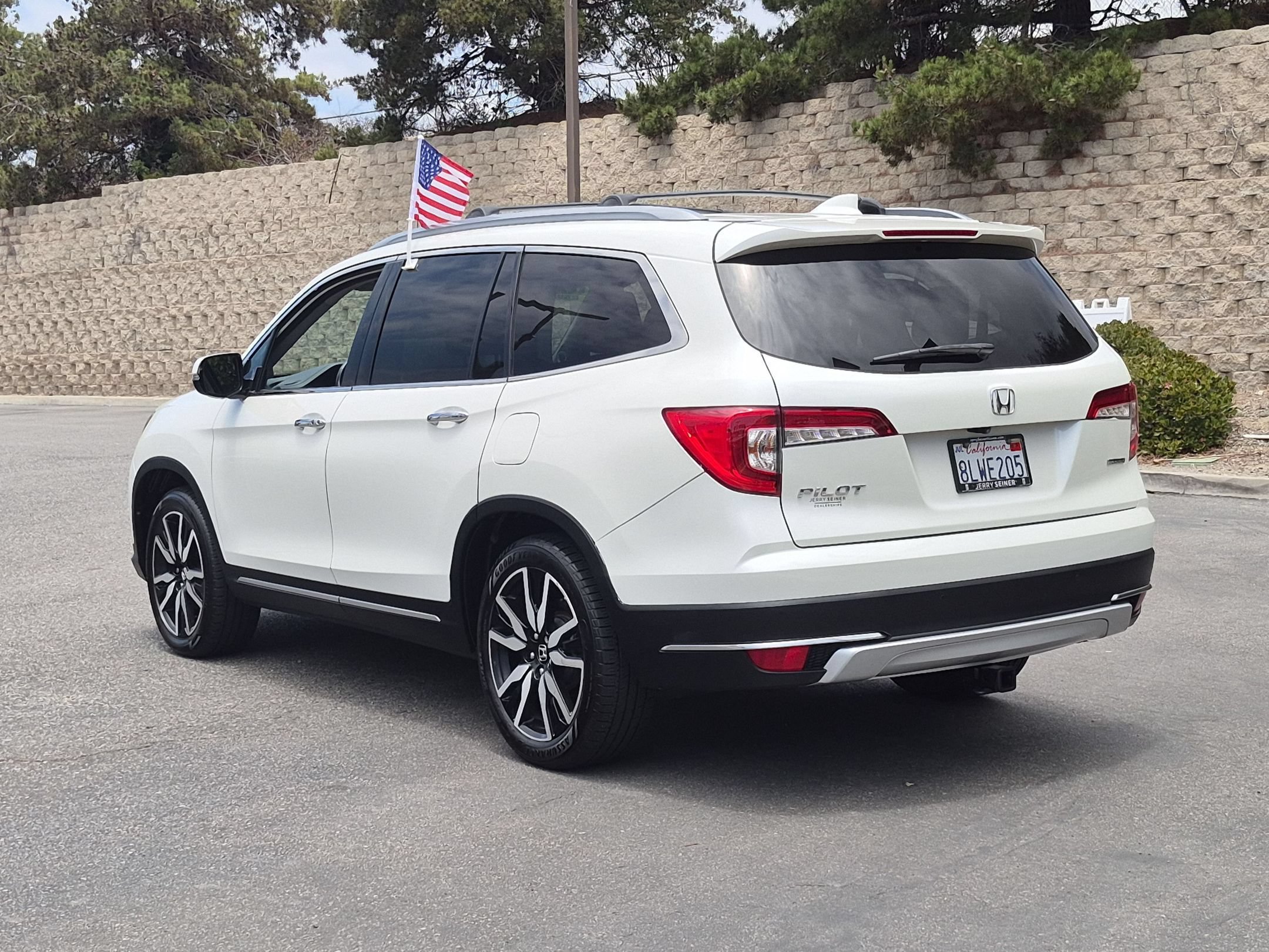 Used 2019 White Diamond Pearl Honda Touring 8-Passenger image 3