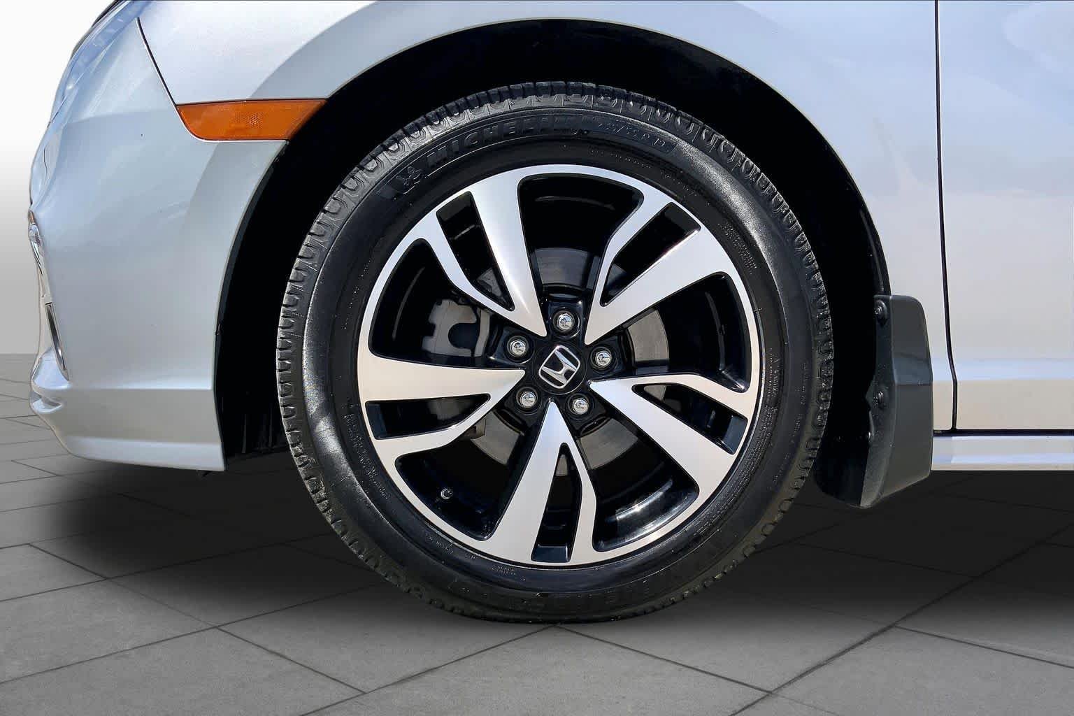Used 2020 Lunar Silver Metallic Honda Elite image 11