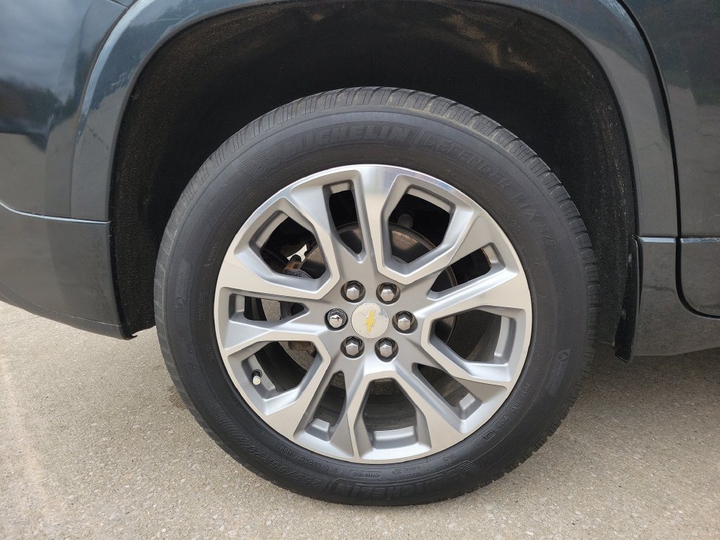 Used 2018 GRAPHITE METALLIC Chevrolet Premier image 5