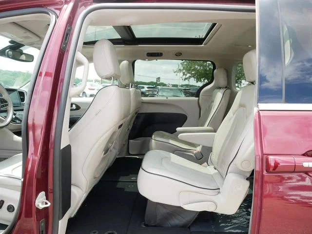 Used 2021 Velvet Chrysler Limited image 17