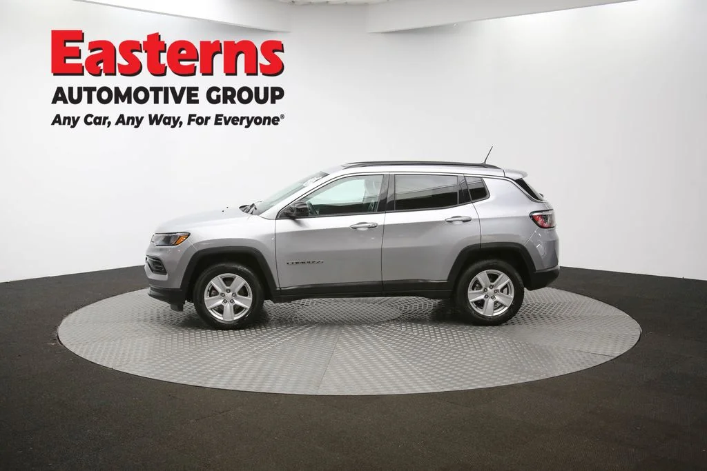 Used 2022 Silver Jeep Latitude image 56