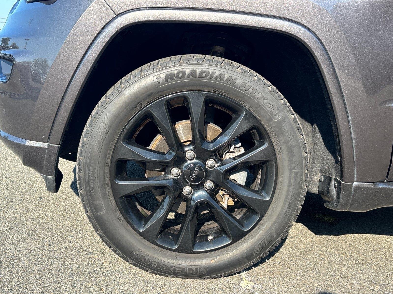 Used 2020 Granite Crystal Metallic Clearcoat Jeep Altitude image 10