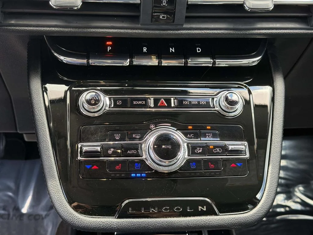 Used 2022 White Lincoln Standard image 25