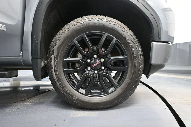 Used 2021 Silver GMC Elevation image 12