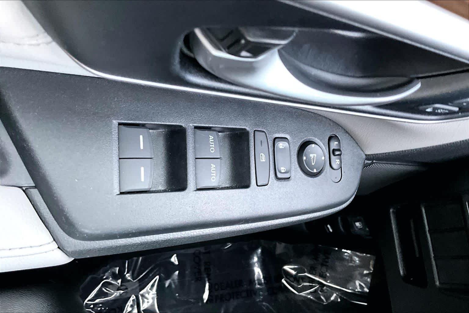 Used 2017 Modern Steel Metallic Honda Touring image 35