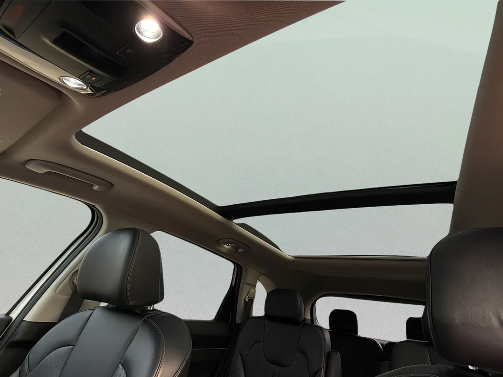 Used 2023 Glacial White Pearl Kia X-Line EX image 25