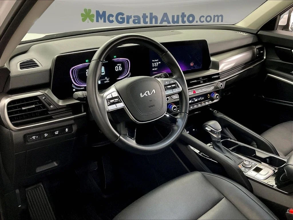 Used 2025 White Kia S image 17
