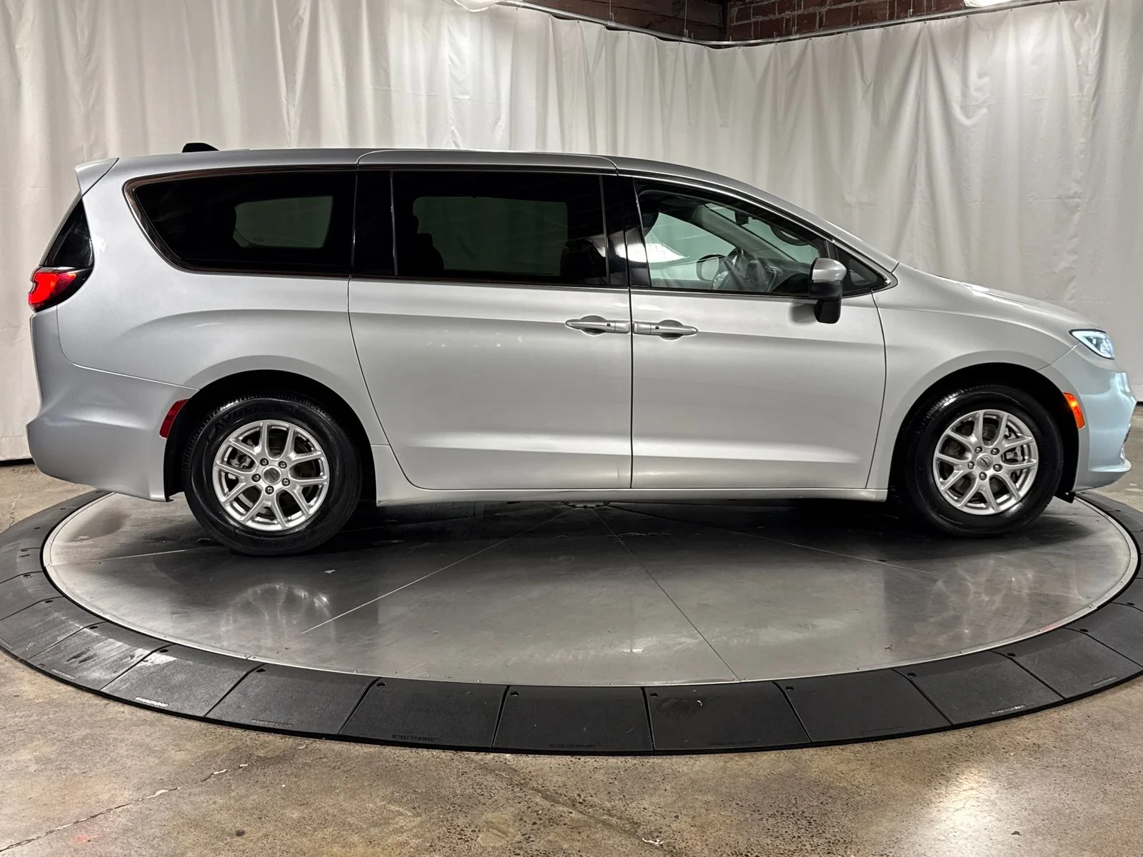 Used 2023 Silver Mist Clearcoat Chrysler Touring L image 6