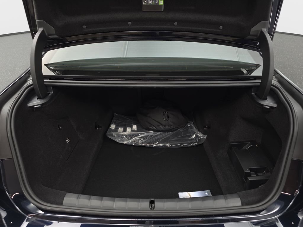 2026 BMW 7 Series 750e - Photo 12