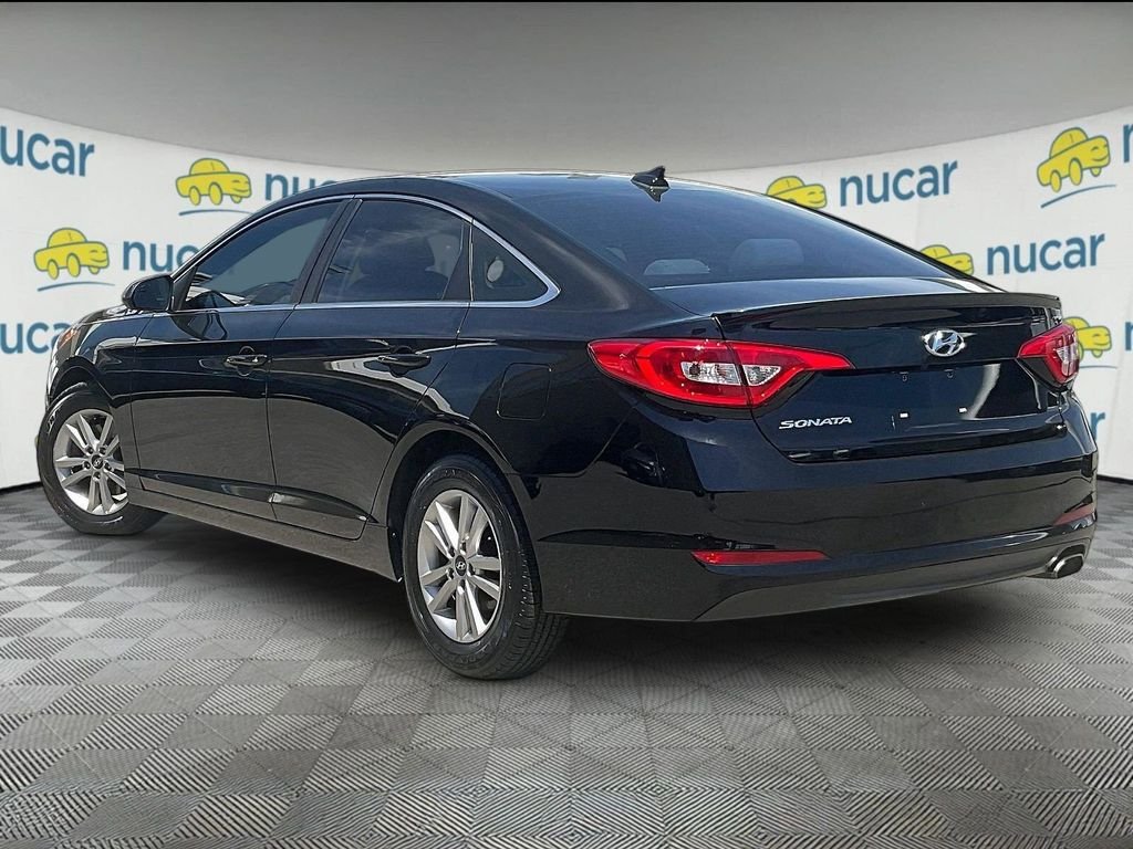 Used 2017 Black Hyundai SE image 4