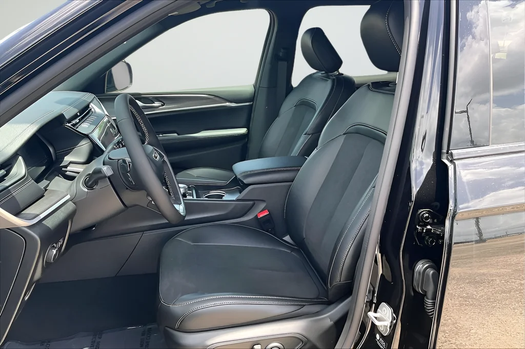 New 2026 Diamond Black Crystal Pearlcoat Jeep Altitude image 10