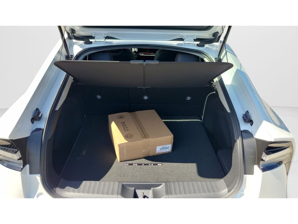 New 2026 Wind Chill Pearl <sup>1</sup> Toyota  XSE image 9