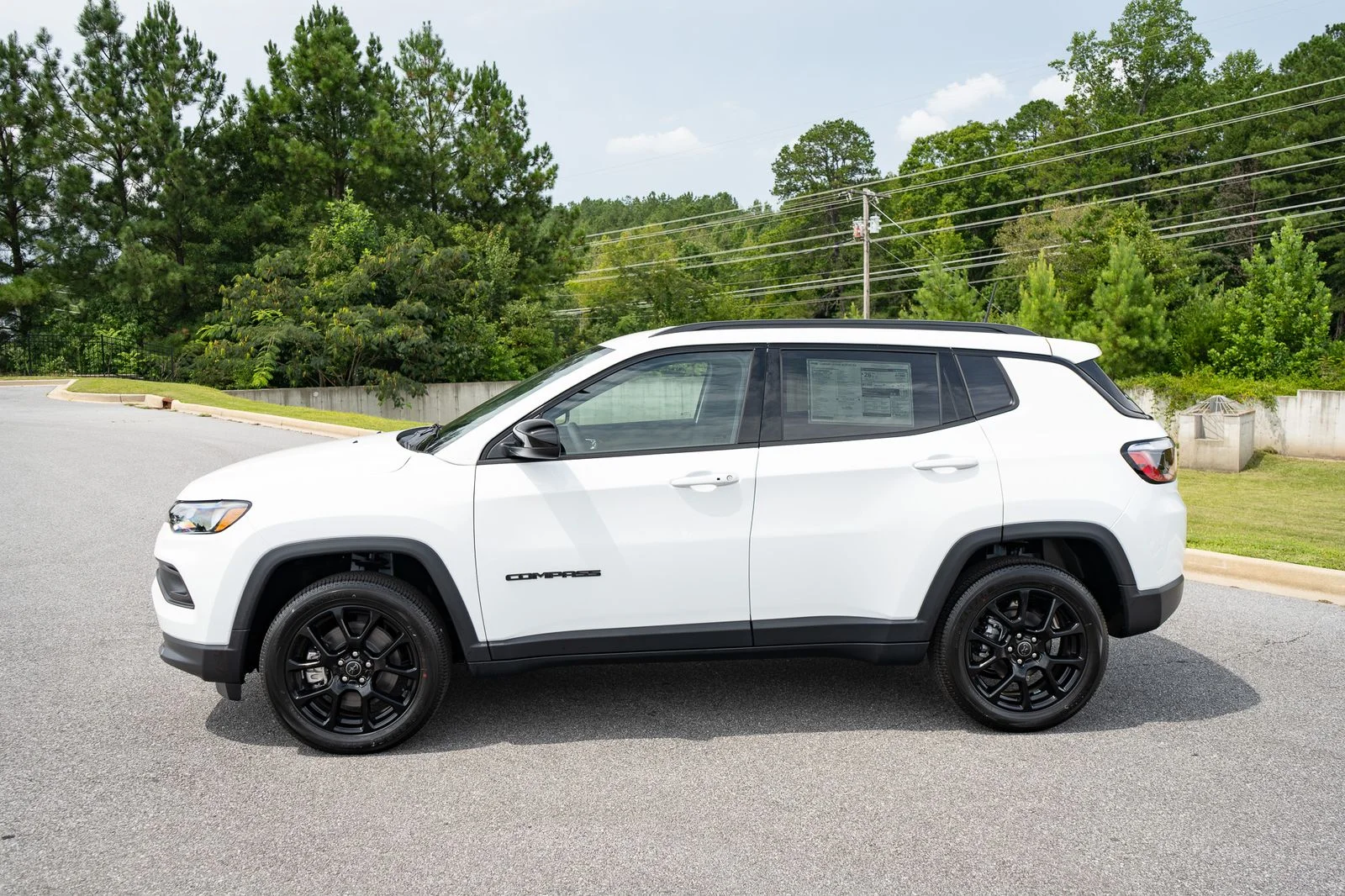 New 2026 Bright White Clear-Coat Exterior Paint Jeep Latitude image 5