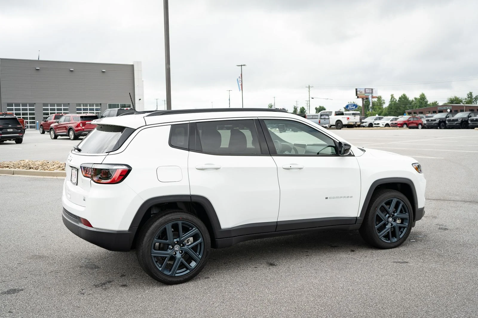 New 2026 Bright White Clear-Coat Exterior Paint Jeep  image 10