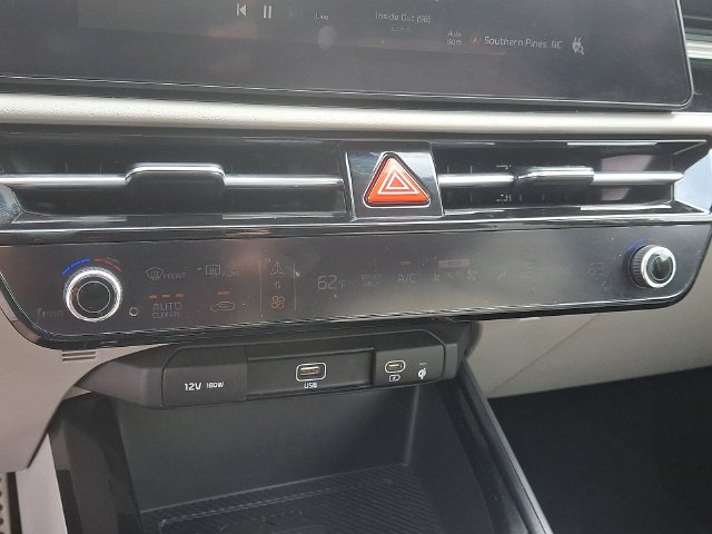 Used 2023 White Kia Wave image 18