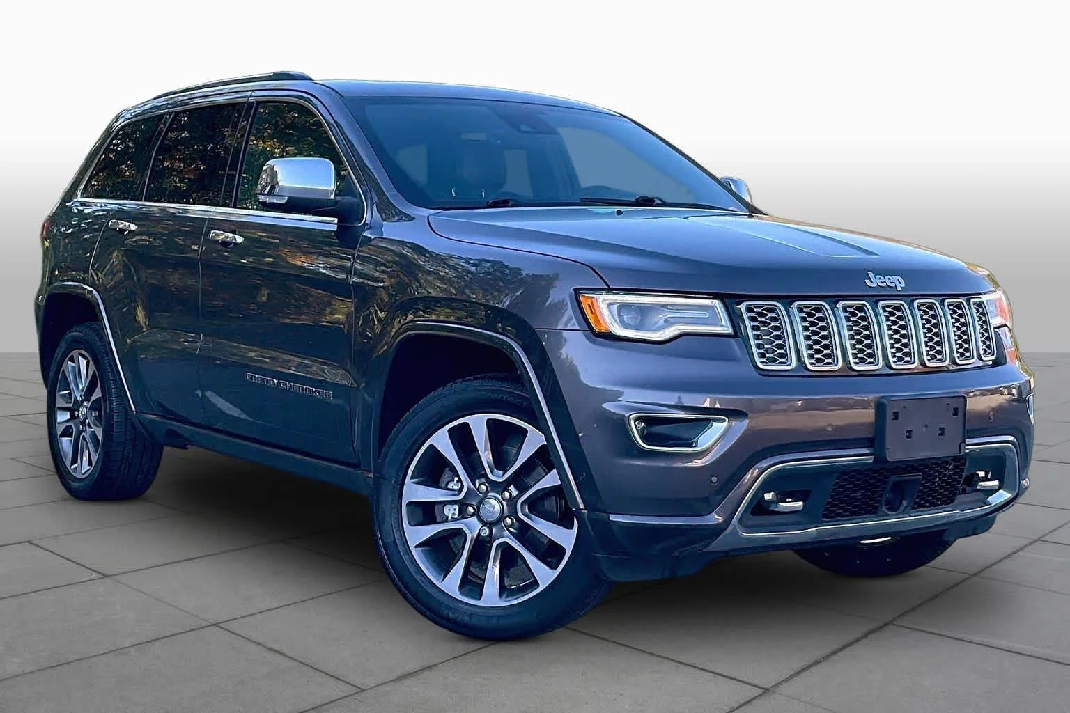 Used 2017 Granite Crystal Metallic Clearcoat Jeep Overland image 2