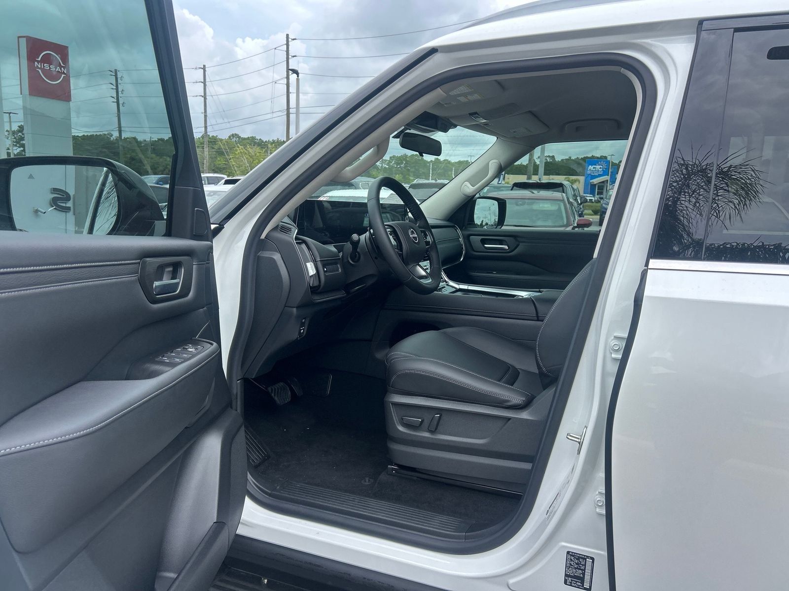 2025 Nissan Armada SV - Photo 10