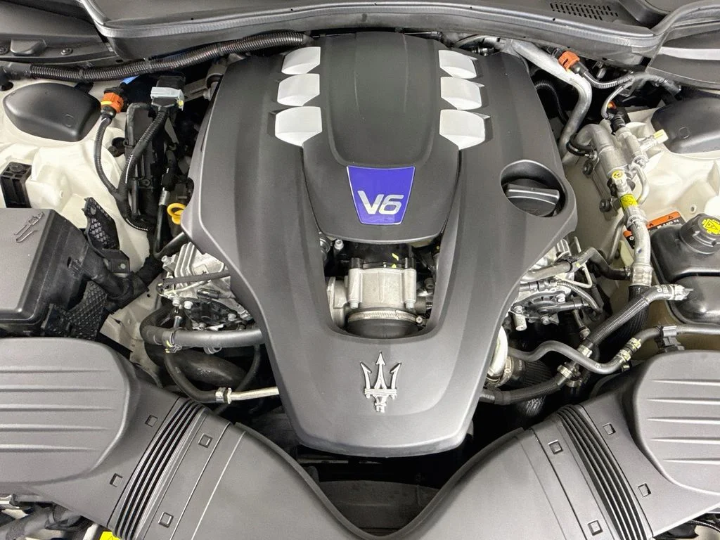 Used 2024 Bianco Maserati Modena image 25