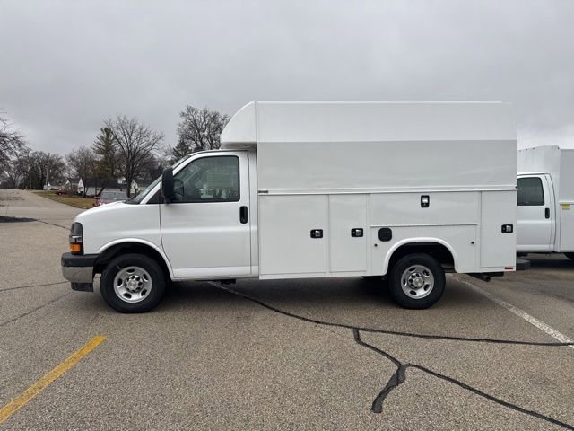 New 2025 Summit White Chevrolet 1WT image 3