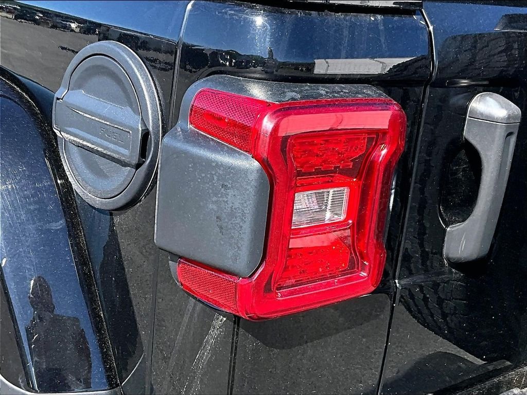 Used 2020 Black Clearcoat Jeep Unlimited Sahara image 26