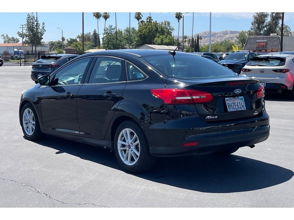 Used 2018 Shadow Black Ford SE image 4