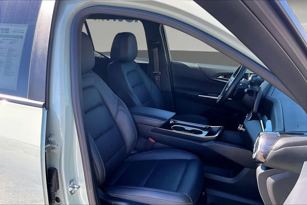 Used 2025 Green Chevrolet LT image 31