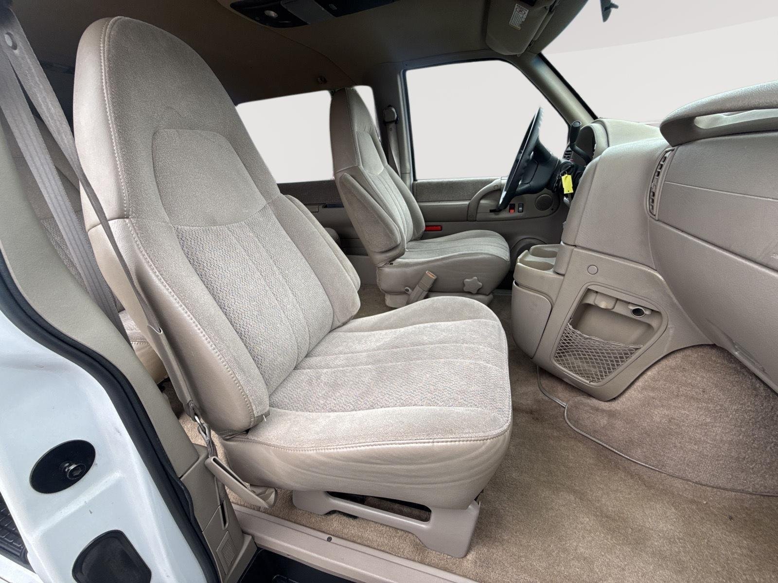 Used 2000 Ivory White GMC SL image 23