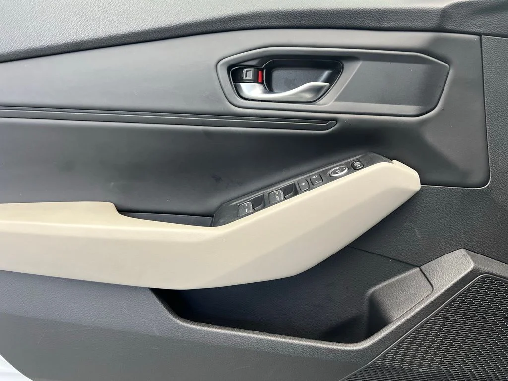 Used 2023 White Honda EX image 18